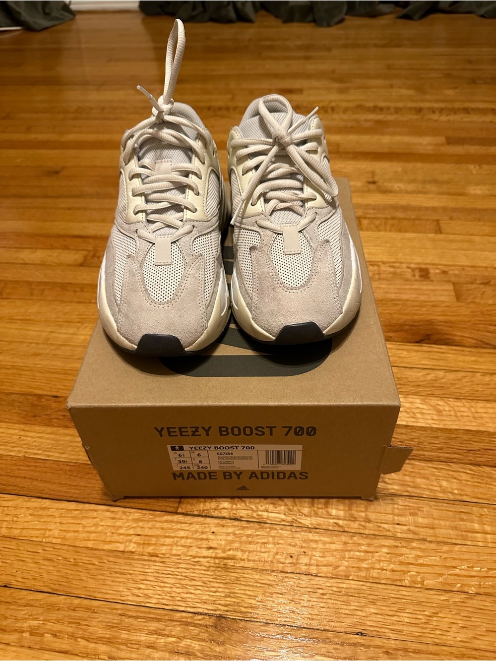 Yeezy Boost 700 analog